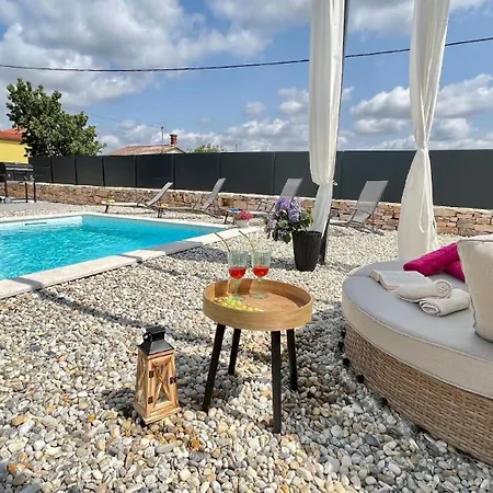 Exklusiv Neues Ferienhaus Mit Privatem Pool *